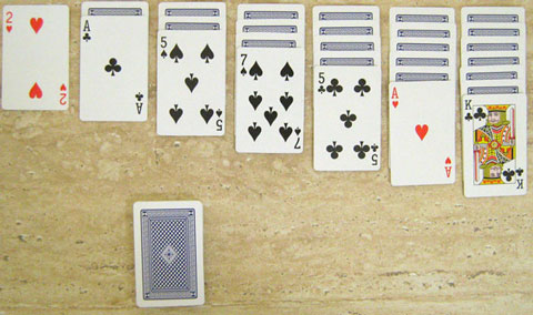 Start of a game of Klondike showing an opening tableau